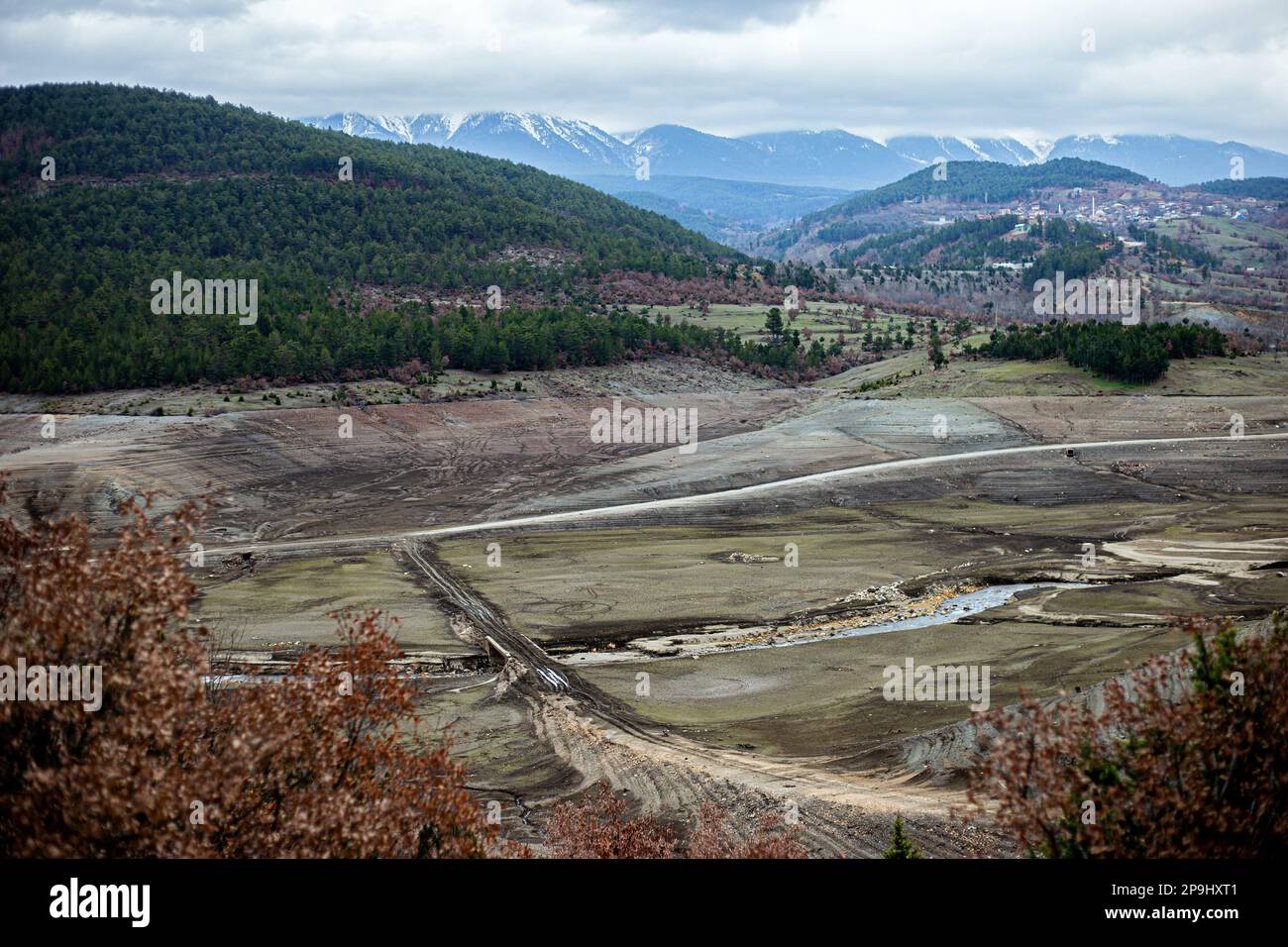 Bursa, Türkei. 11. Februar 2023. Der Staudamm NilÃ¼fer Barrage, der 1,47 Quadratkilometer große NilÃ¼fer-Staudamm, der den Trinkwasserbedarf von Bursa deckt, der viertgrößten Stadt der Türkei mit 3 Millionen 194 720 Einwohnern, ist völlig ausgetrocknet, weil es in der Region seit einiger Zeit nicht geregnet hat. Der Staudamm mit einer jährlichen Wasserkapazität von 60 Millionen Kubikmetern wurde durch die jüngste saisonale Dürre beeinträchtigt, und der Wasserstand fiel aufgrund unzureichender Niederschläge auf Null. Als Vorsichtsmaßnahme, BUSK? Ich schickte eine Warnmeldung an alle Abonnenten in der Stadt, um Wasser zu sparen. Stockfoto