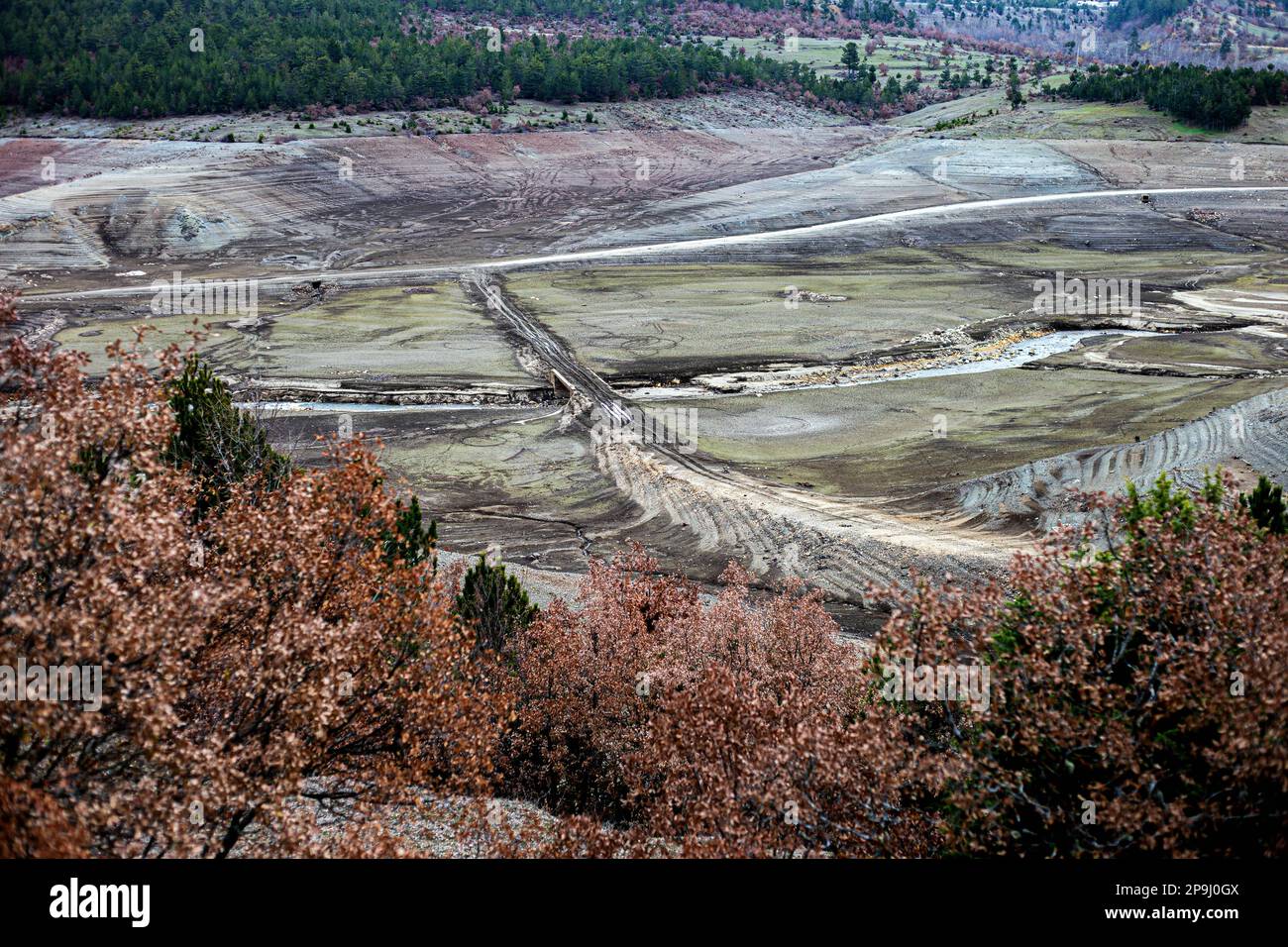Bursa, Türkei. 11. Februar 2023. Der Staudamm NilÃ¼fer Barrage, der 1,47 Quadratkilometer große NilÃ¼fer-Staudamm, der den Trinkwasserbedarf von Bursa deckt, der viertgrößten Stadt der Türkei mit 3 Millionen 194 720 Einwohnern, ist völlig ausgetrocknet, weil es in der Region seit einiger Zeit nicht geregnet hat. Der Staudamm mit einer jährlichen Wasserkapazität von 60 Millionen Kubikmetern wurde durch die jüngste saisonale Dürre beeinträchtigt, und der Wasserstand fiel aufgrund unzureichender Niederschläge auf Null. Als Vorsichtsmaßnahme, BUSK? Ich schickte eine Warnmeldung an alle Abonnenten in der Stadt, um Wasser zu sparen. Stockfoto