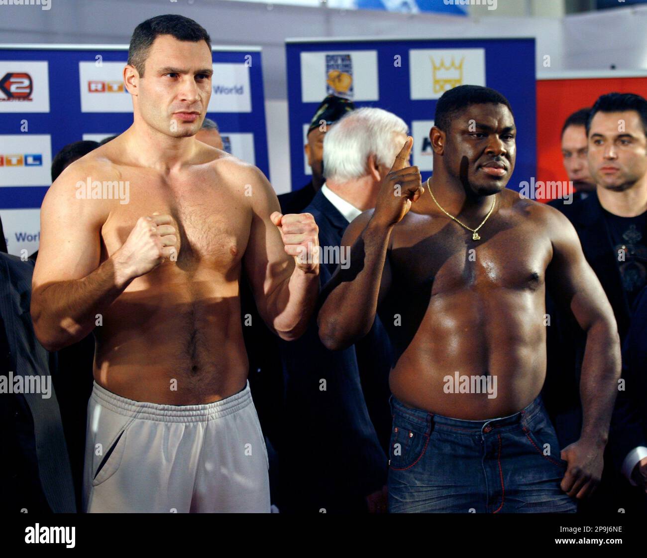 Die Boxer Vitali Klitschko aus der Ukraine, links, und Samuel Peter aus ...