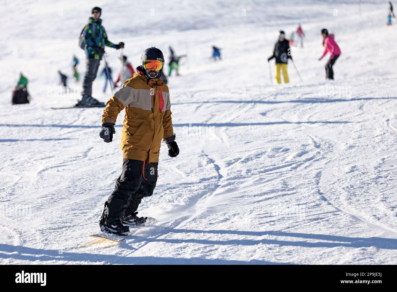 Pas de la Casa, Andorra, Dezember 07 2019: Snowboarder auf der Skipiste von Grandvalira, dem größten Skigebiet in den Pyrenäen und Südeuropa. Stockfoto