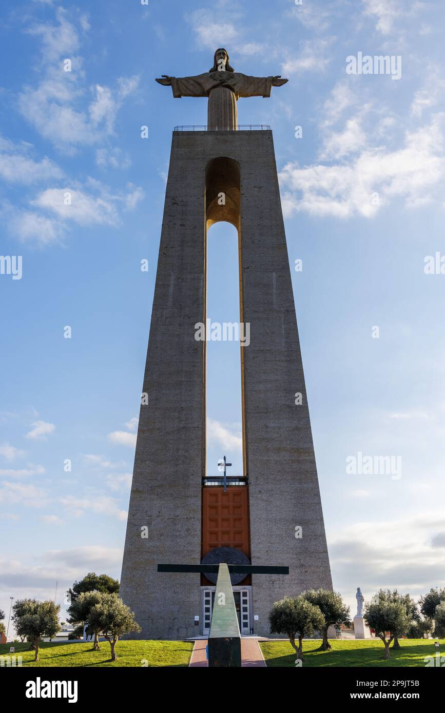 Portugal. Lissabon. Almada. Heiligtum Christi des Königs auf der anderen Seite des Tejo. Es ist ein nationales Heiligtum der katholischen Kirche und eine Religion Stockfoto