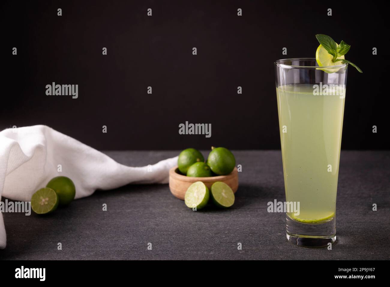 Hausgemachte Limonade mit Bio-Zitronen und Minze, ein beliebtes Erfrischungsgetränk in vielen Ländern. In Mexiko ist es Teil der traditionellen Aguas Frescas, Stockfoto