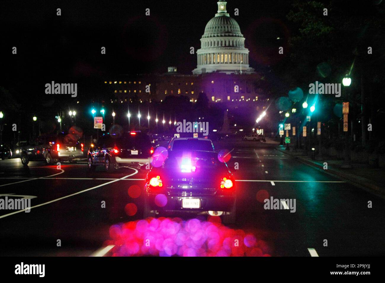 The motorcade of Republican presidential candidate, Sen. John McCain, R-Ariz., heads towards the Capitol, seen in background, to vote on the financial bailout bill in the Senate in Washington, Wednesday, Oct. 1, 2008. (AP Photo/Gerald Herbert) Stockfoto