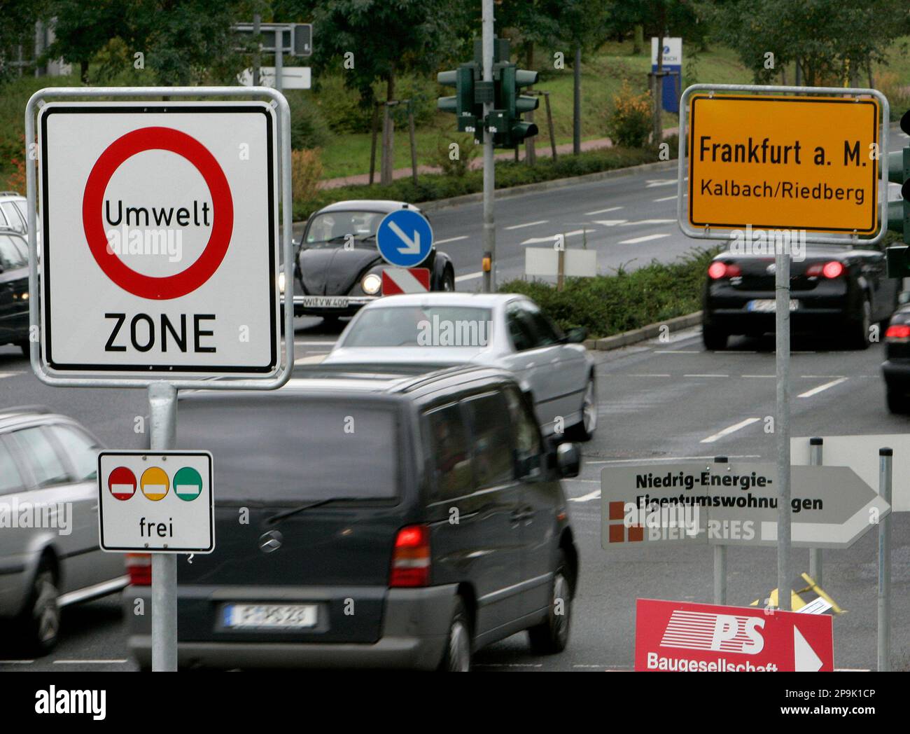 Ein Schild am Ortseingang von Frankfurt am Main weist seit Mittwoch, 1