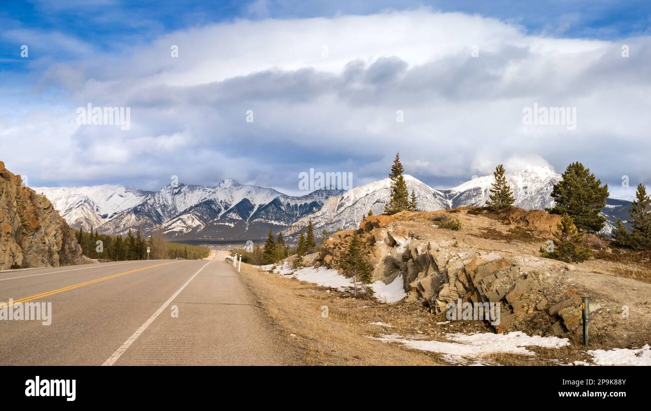 Kootenay Plains Landschaft mit Highway, Wolken und blauem Himmel Stockfoto