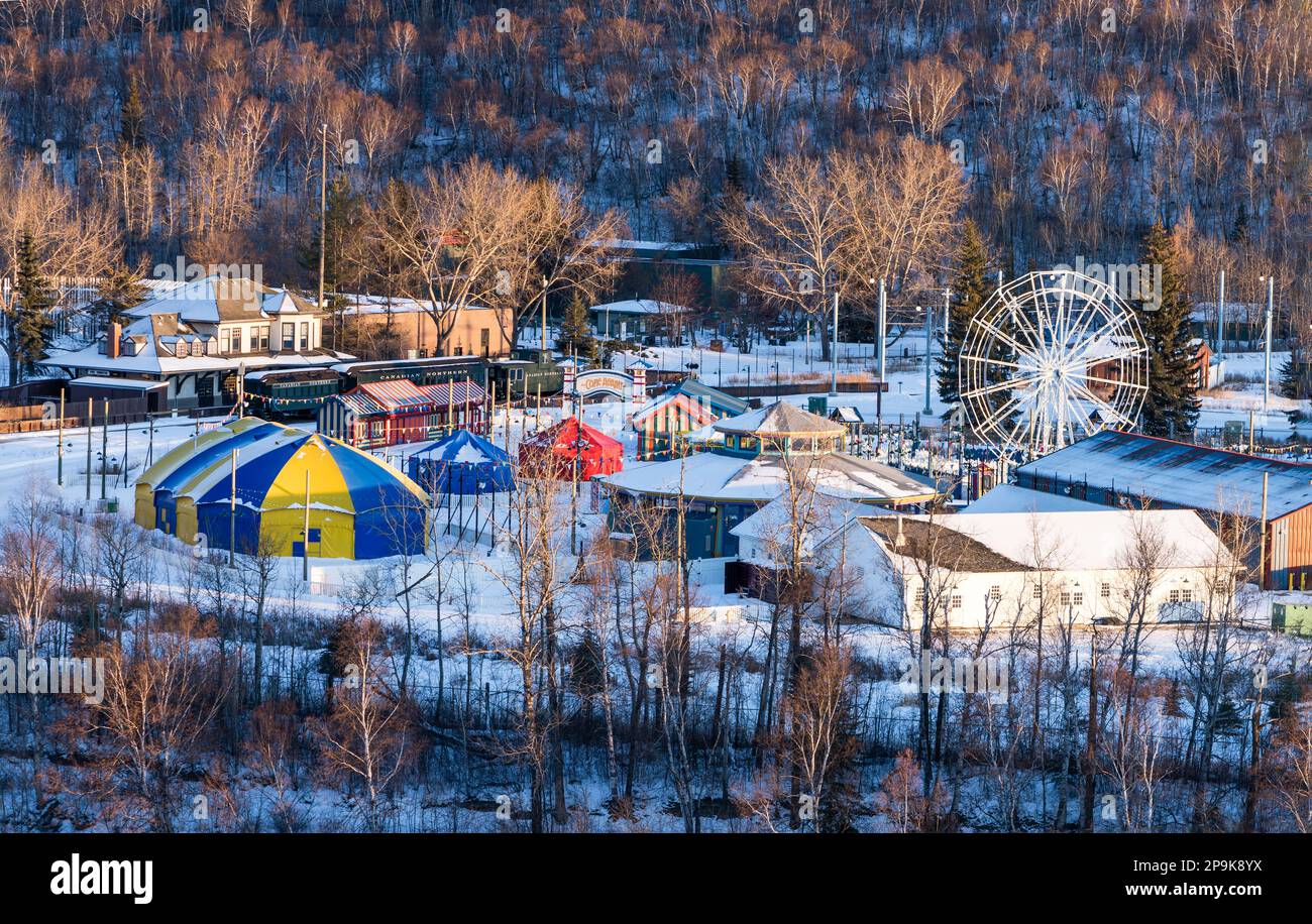 Mehrfarbige Landschaft im Fort Edmonton Park in der Wintersaison und schwache Sonnenbeleuchtung Stockfoto