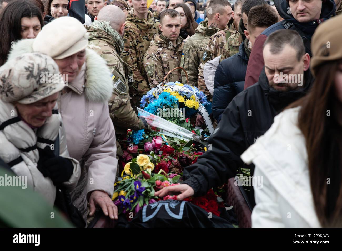 Gedenkfeier für ukrainischen Offizier und Held der Ukraine Dmytro Kotsiubaylo, Codename „Da Vinci“, am Unabhängigkeitsplatz in Kiew, Ukraine, Freitag, 10. März 2023. Kotsiubaylo wurde am 7. März in einer Schlacht in der Nähe von Bakhmut in der Region Donezk getötet. Stockfoto