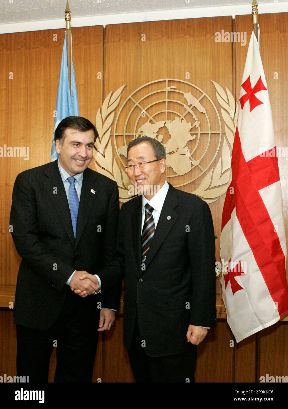 Mikhail Saakashvili, president of Georgia shakes hands with Secretary General Ban Ki-moon, right at UN headquarters, Wednesday, Sept. 24, 2008. (AP Photo/Frank Franklin II) Stockfoto