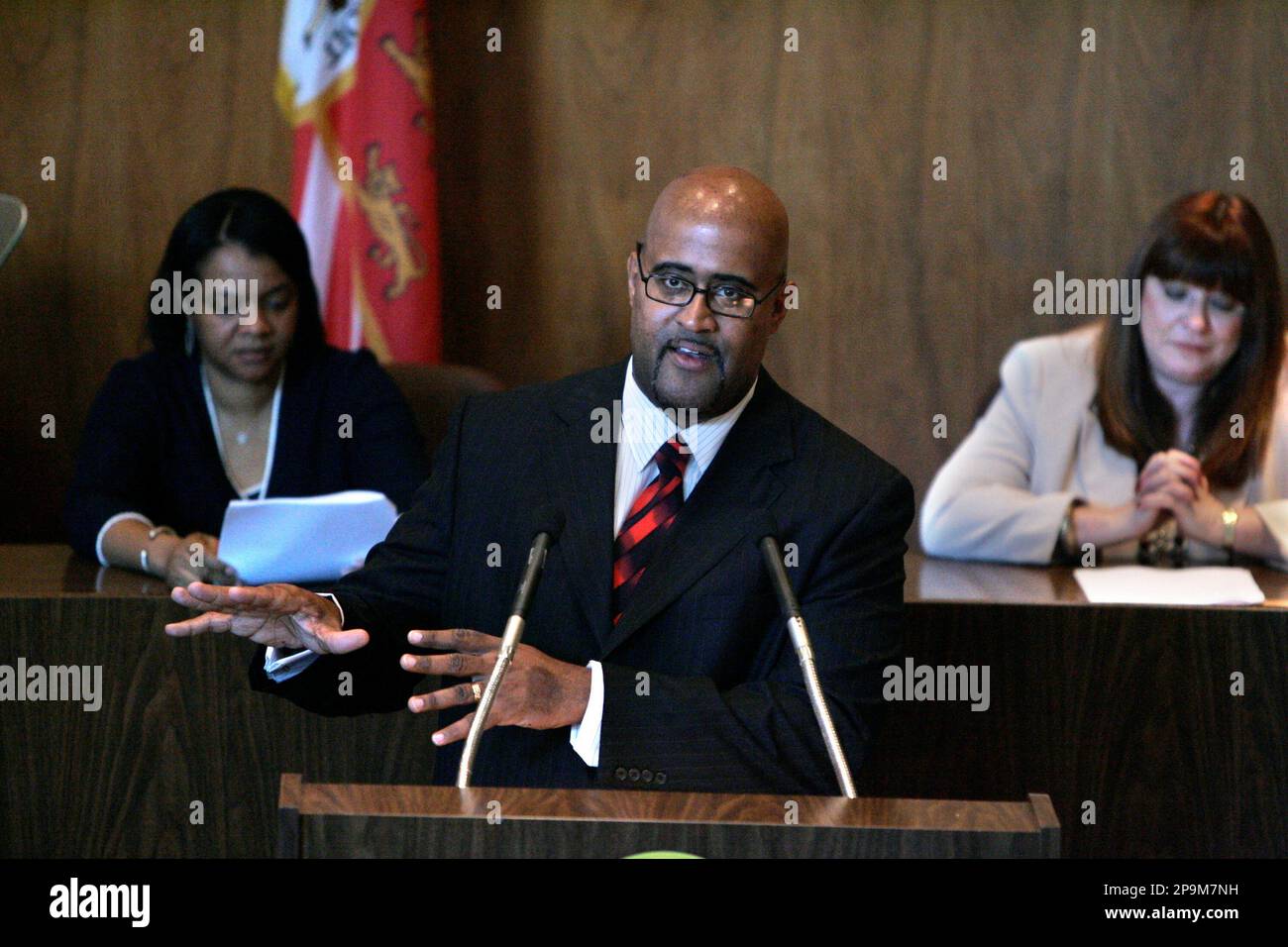 Detroit Mayor Ken Cockrel Jr., addresses the public after his public swearing-in event in Detroit, Friday, Sept. 19, 2008. In the background are council president Monica Conyers, left, and councilwoman Sheila Cockrel. The 42-year-old Democrat officially became Detroit's chief executive at 12:01 a.m. Friday, promoted from the city council to replace the disgraced Kwame Kilpatrick. (AP Photo/Carlos Osorio) Stockfoto