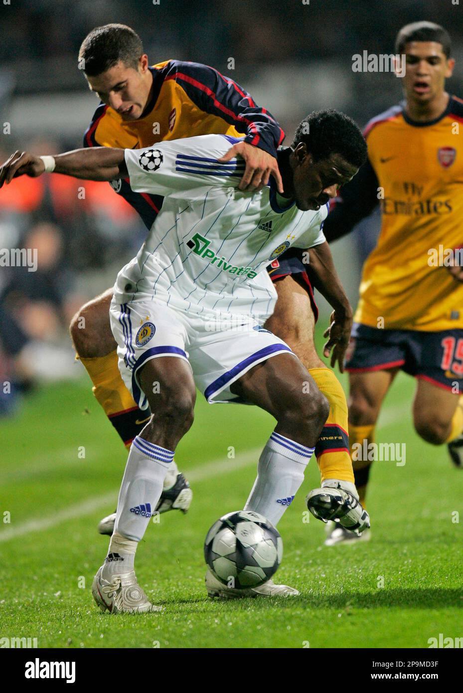 Dynamo Kiev's Ayila Yussuf, foreground, vies for the ball with Arsenal's Robin van Persie during their Champions League soccer match in Kiev, Ukraine, Wednesday, Sept. 17, 2008. (AP Photo/Efrem Lukatsky) Stockfoto