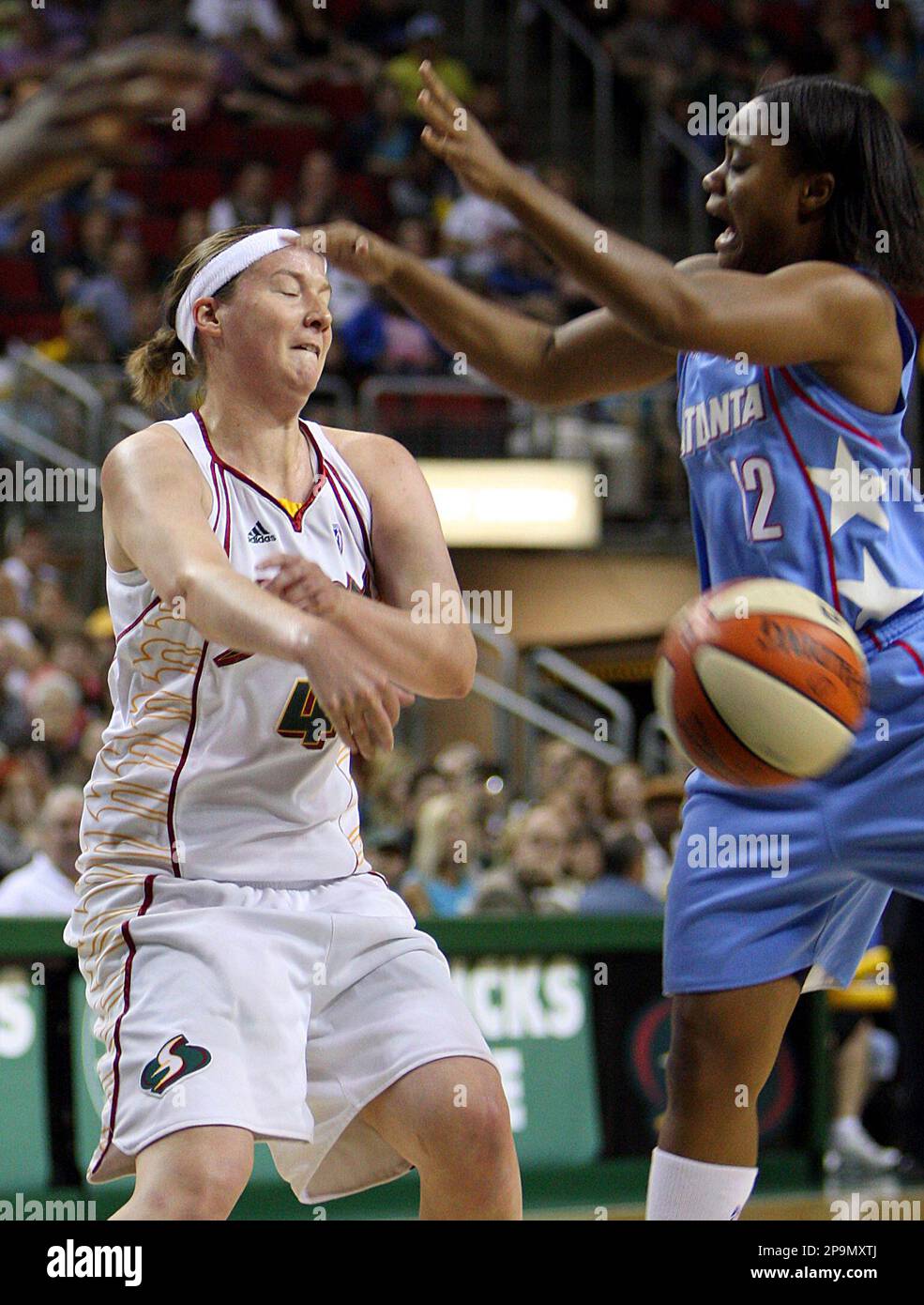 Seattle Storm's Katie Gearlds, left, passes the ball past Atlanta Dream's Ivory Latta during the second quarter of a WNBA basketball game in Seattle on Friday, Sept. 12, 2008. (AP Photo/Kevin P. Casey) Stockfoto