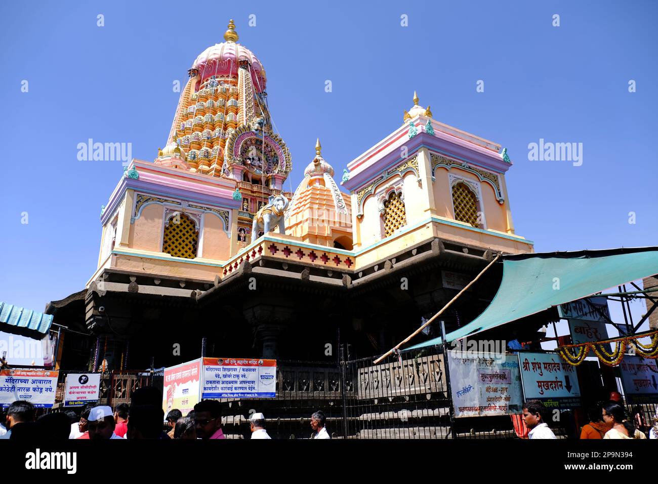 19. Februar 2023, Shikhar Shingnapur Tempel ein antiker Shiva Tempel rund 45 km vom Satara Viertel, Maharashtra, Indien. Stockfoto