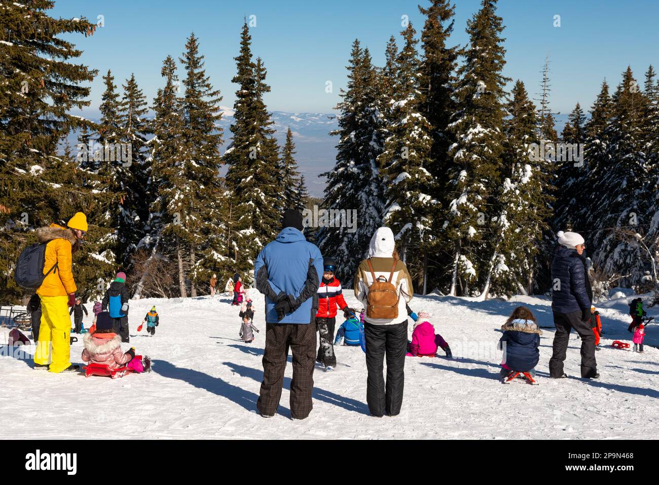 Eltern mit Kindern genießen den sonnigen Wintertag im Aleko Hut in Vitosha über Sofia, Bulgarien, Osteuropa, Balkan, EU Stockfoto