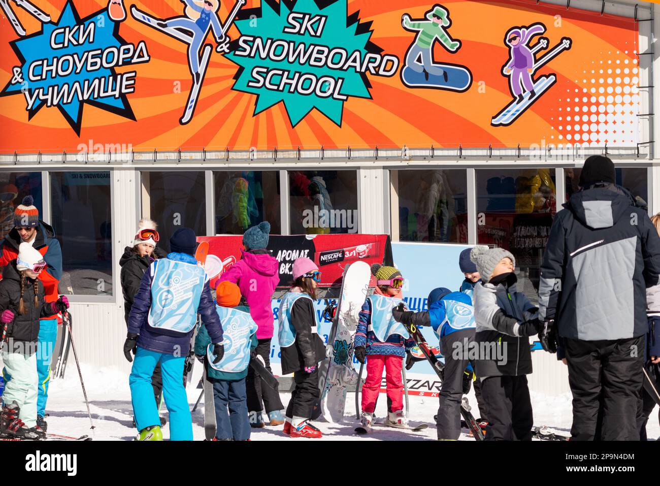 Kinder in einer Ski- und Snowboardschule in Vitosha über Sofia, Bulgarien, Osteuropa, Balkan, EU Stockfoto