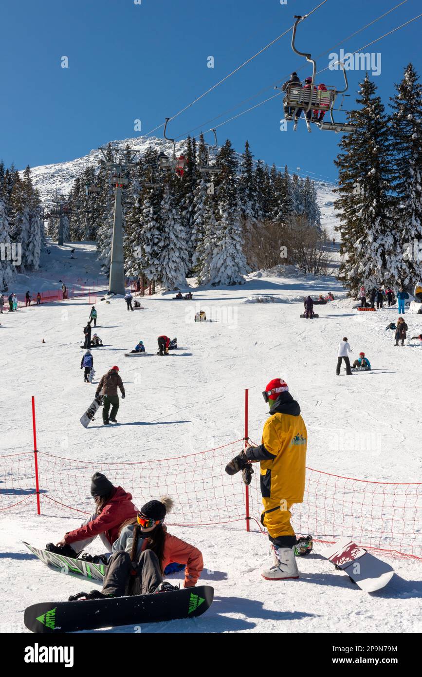 Menschen, Besucher und Skifahrer, genießen den sonnigen Wintertag im Aleko Hut in Vitosha über Sofia, Bulgarien, Osteuropa, Balkan, EU Stockfoto