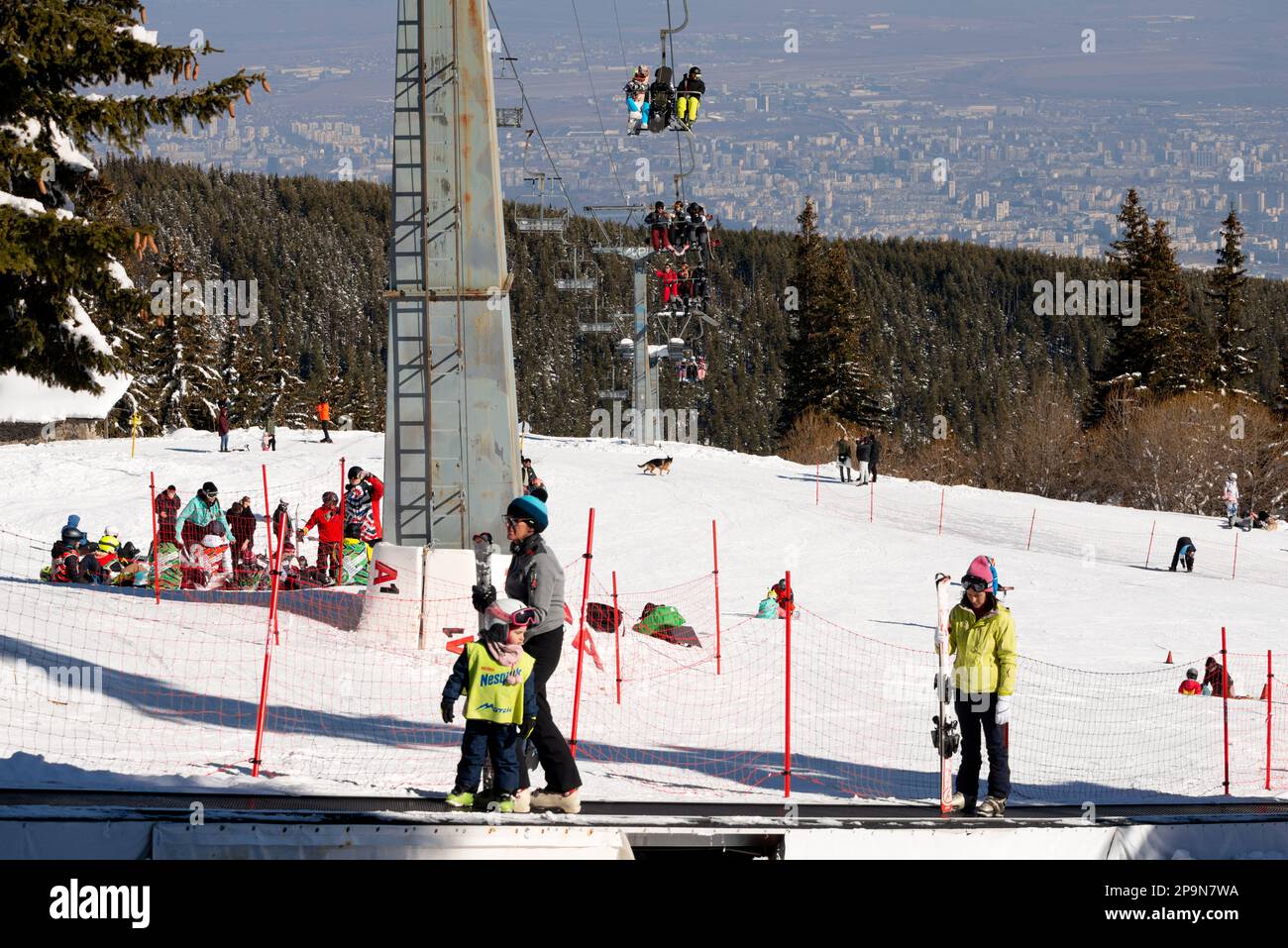 Menschen, Besucher und Skifahrer, genießen den sonnigen Wintertag im Vitosha-Berg über Sofia, Bulgarien, Osteuropa, Balkan, EU Stockfoto