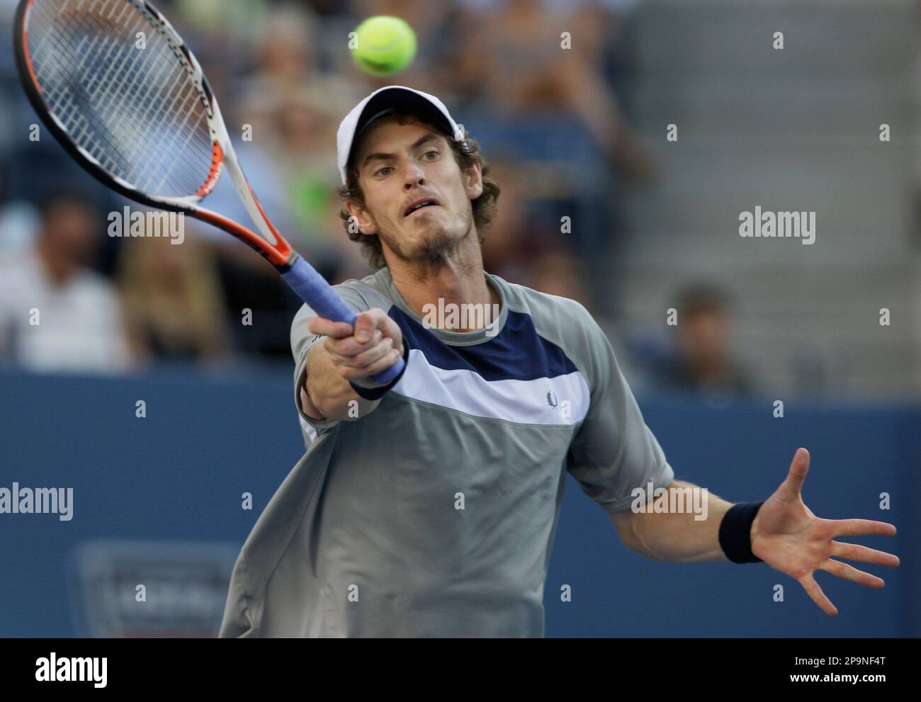 Andy Murray, of Britain, returns a shot to Rafael Nadal, of Spain, during their semifinal match at the U.S. Open tennis tournament in New York, Sunday, Sept. 7, 2008. (AP Photo/Elise Amendola) Stockfoto