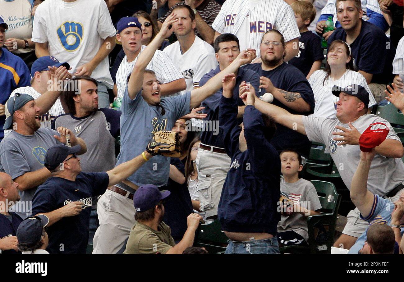 Fans go after a foul ball during a baseball game between the Milwaukee Brewers and the San Diego Padres on Sunday, Sept. 7, 2008, in Milwaukee. (AP Photo/Morry Gash) Stockfoto