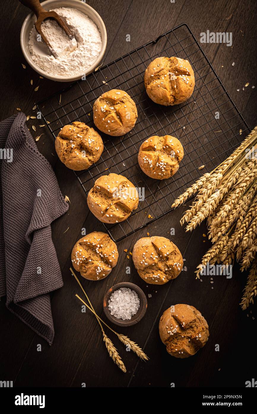 Hausgemachte Spelzbrötchen mit Salz auf Holzhintergrund Stockfoto