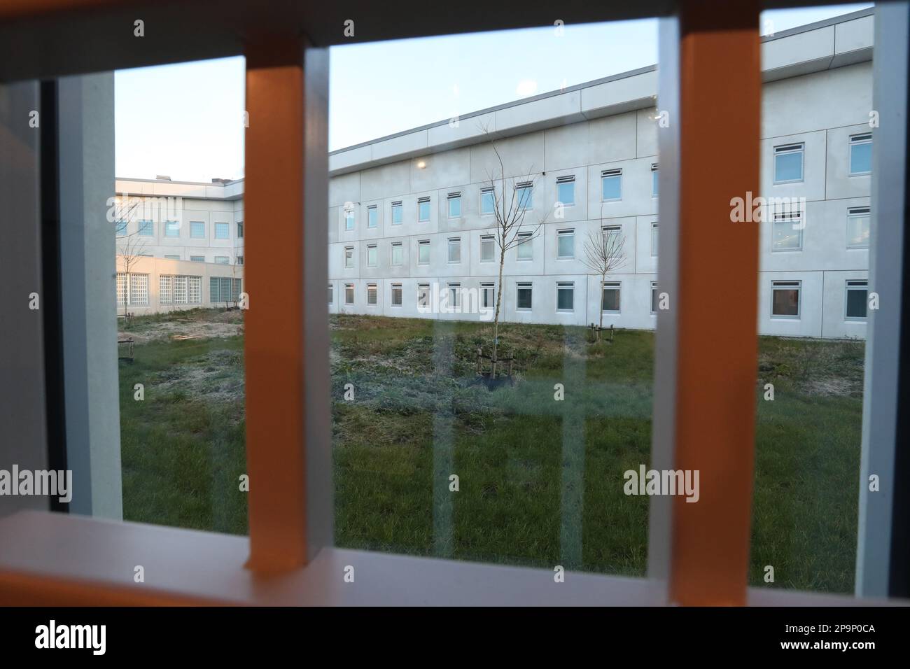 Verlegung von 280 Gefangenen aus dem alten in das neue Gefängnis in Dendermonde, Samstag, den 11. März 2023. Das ist die größte Überstellung von Gefangenen, die es je in unserem Land gab. Um sicherzustellen, dass dieser Transport sicher und strukturiert ist, 232 Polizeibeamte, 4 Zellenwagen, ein Hubschrauber, eine Wasserkanone, Ein gepanzertes Fahrzeug, ein Patrouillenboot, eine Drohne, 8 Polizeipferde, 8 Drogenhunde und 4 Patrouillenhunde werden eingesetzt. BELGA FOTO NICOLAS MAETERLINCK Stockfoto