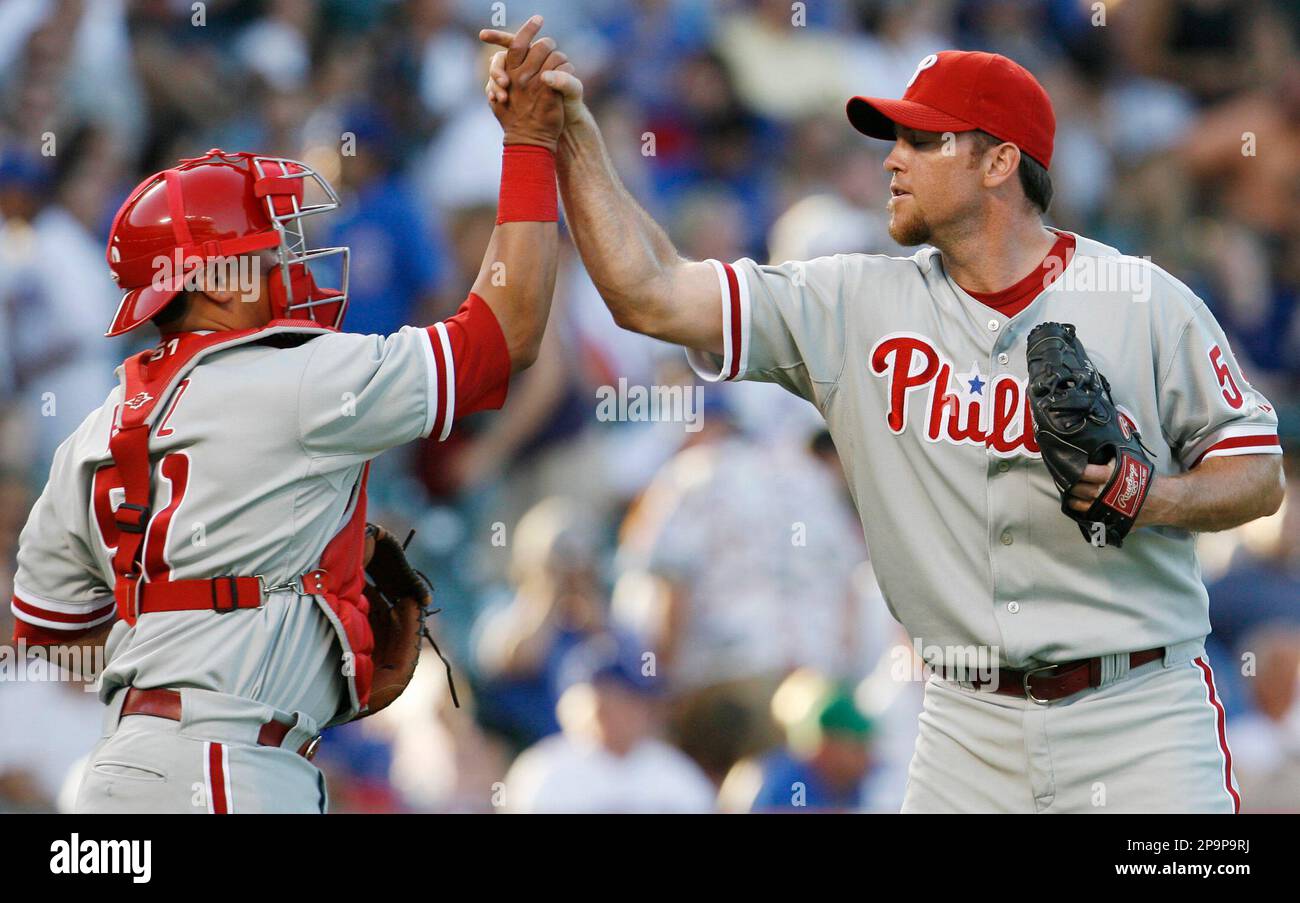 Philadelphia Phillies closer Brad Lidge, right, celebrates with catcher Carlos Ruiz after the Phillies defeated the Chicago Cubs 5-2 in a baseball game Saturday, Aug. 30, 2008, in Chicago. (AP Photo/Nam Y. Huh) Stockfoto