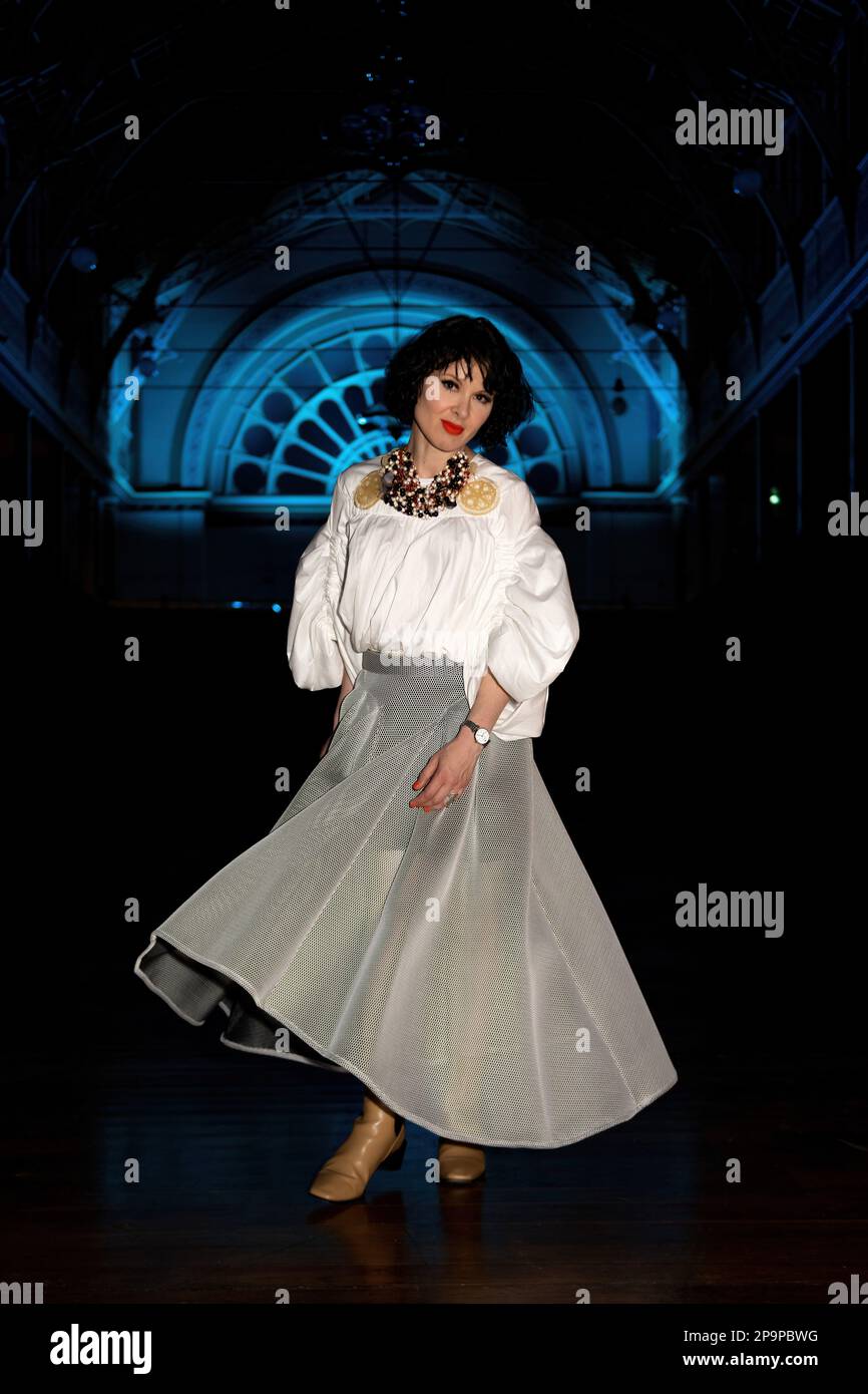 Sarah Anderson, eine modische Schmuckdesignerin, posiert für ein Foto bei der Paolo Sebastian Modenschau im Royal Exhibition Building in Melbourne. Das Melbourne Fashion Festival feierte die Meisterschaft des australischen Designhauses von Paolo Sebastian und richtete eine Solo-Landebahn aus, auf der eine Mischung aus Archivstücken und der neuen Herbst-Winter-Kollektion von 2022-23, Moonlight Serenade, präsentiert wurde. Die Teilnehmer waren Zeugen der komplexen Handwerkskunst des Gründers und Designers Paul Vasileff und seines Teams spezialisierter Näherinnen, die jedes Stück mit traditionellen Handwerkskunst zum Leben erweckten. Das Publikum war verzaubert Stockfoto