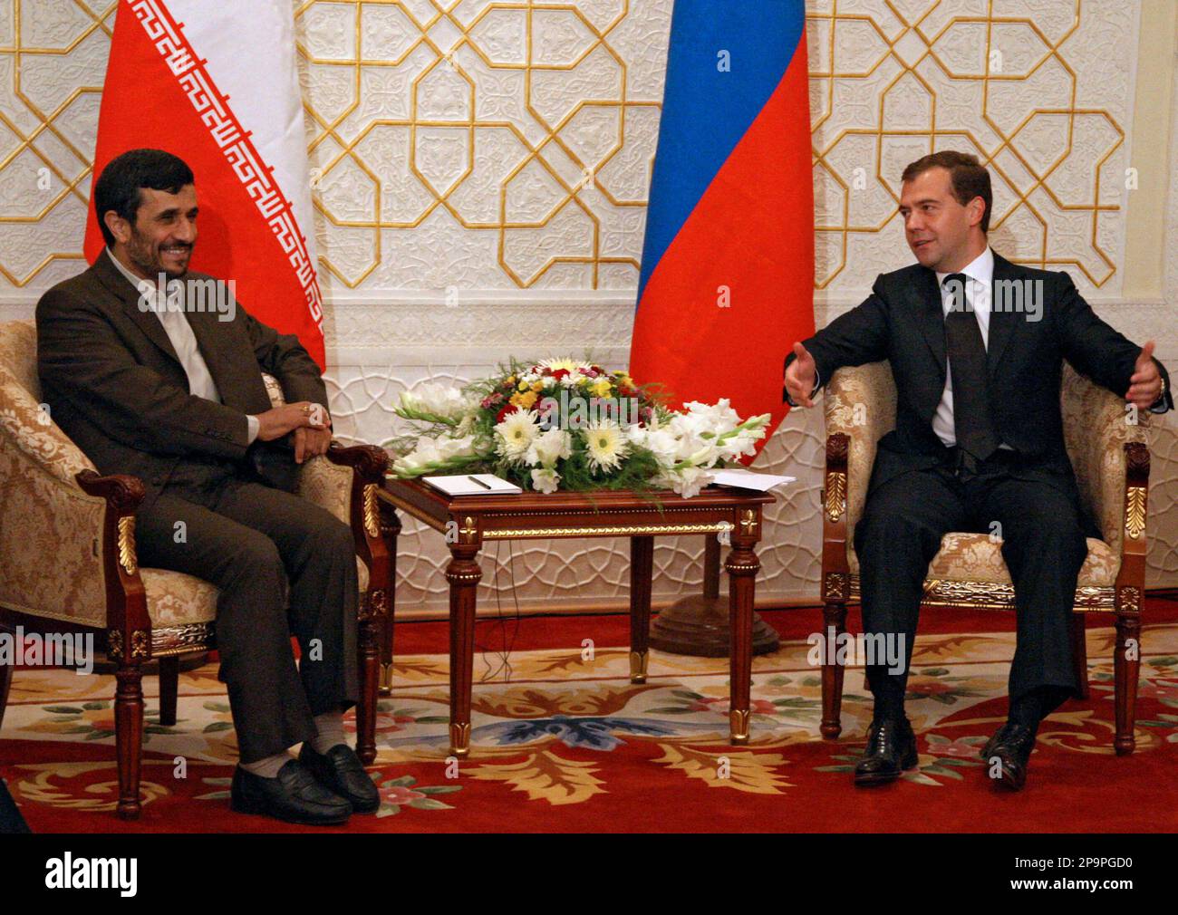 Russian President Dmitry Medvedev, right, and Iranian President Mahmoud Ahmadinejad, left, are seen during their meeting in Dushanbe, Tajikistan, Thursday, Aug. 28, 2008. (AP Photo/RIA-Novosti, Mikhail Klimentyev, Presidential Press Service) Stockfoto