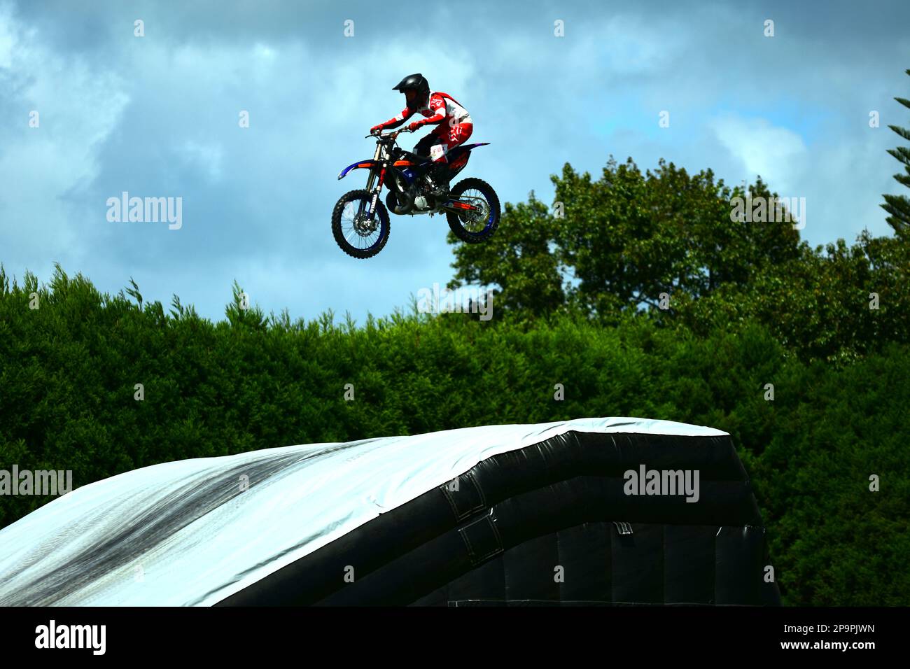 Auckland, Neuseeland - März 2023. Dirtbike-Training in einem Park. Ein fliegender Biker, der einen gefährlichen Sprung durchführt. Stockfoto
