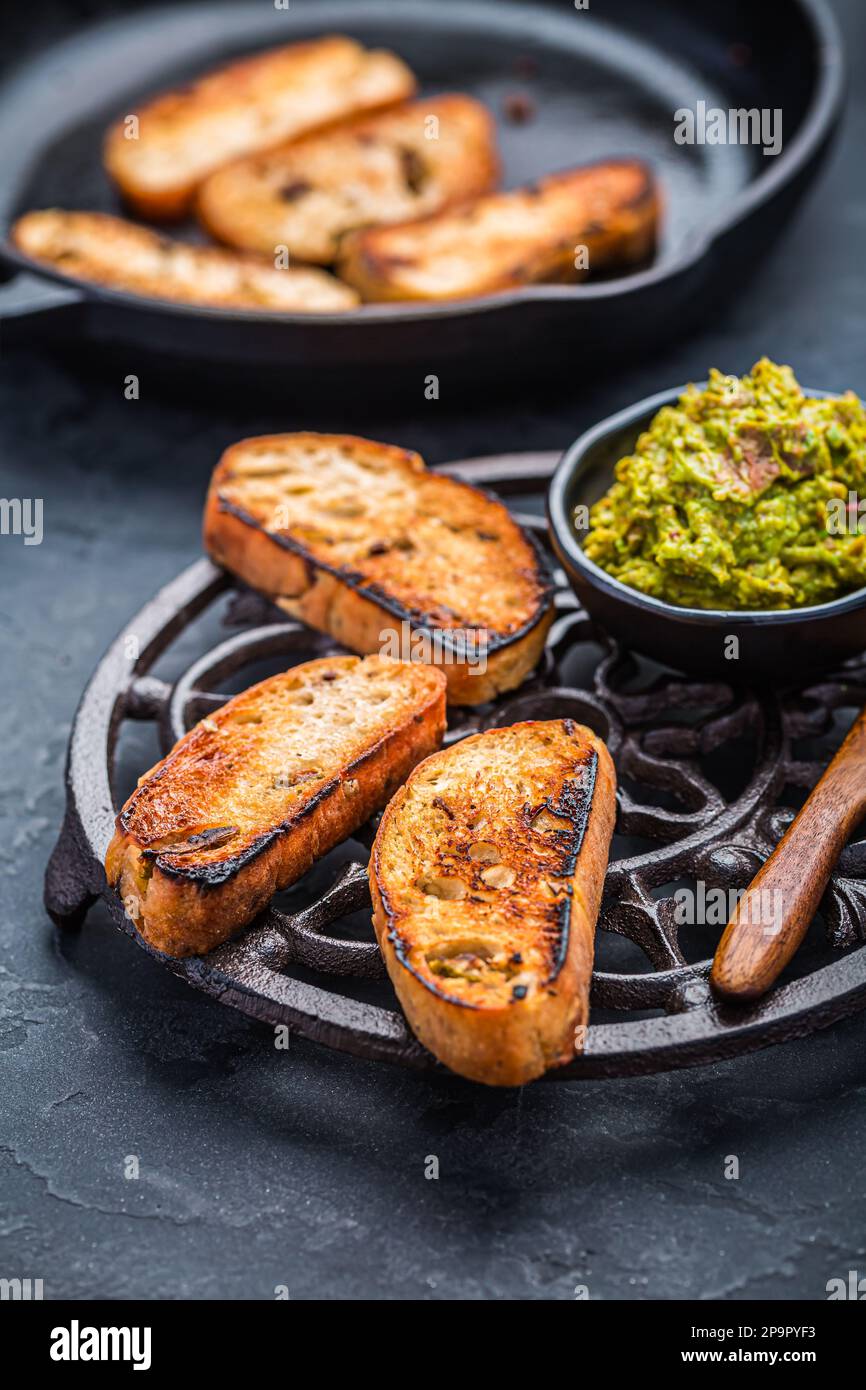Gebratenes Brot, Ersatz für Toast, herzhafter französischer Toast mit Avocado-Aufstrich Stockfoto