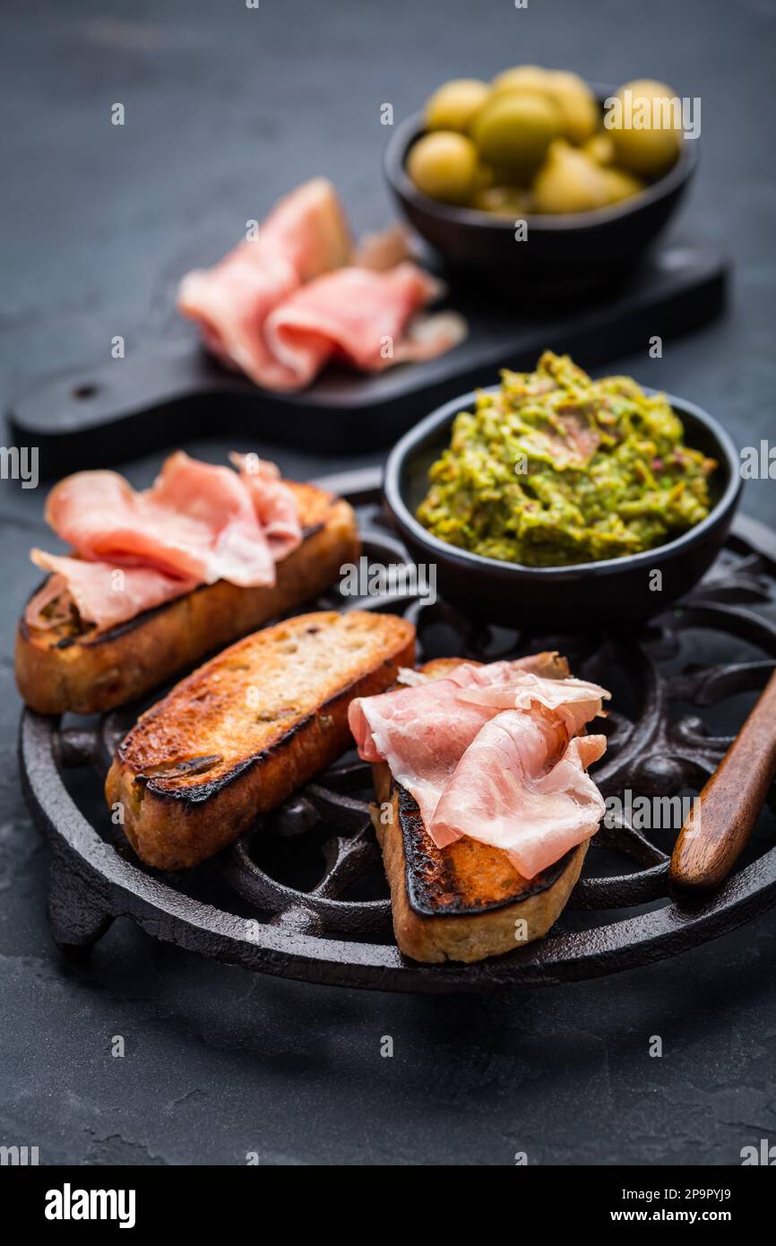 Gebratenes Brot, Ersatz für Toast, herzhafter französischer Toast mit Avocado-Aufstrich und Serrano-Schinken Stockfoto