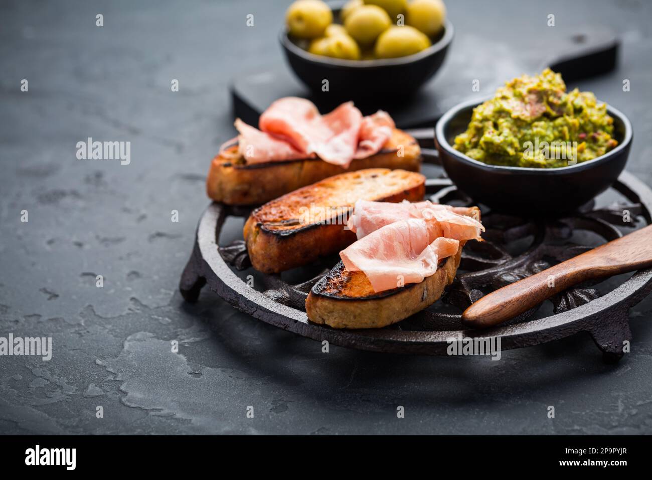 Gebratenes Brot, Ersatz für Toast, herzhafter französischer Toast mit Avocado-Aufstrich und Serrano-Schinken Stockfoto