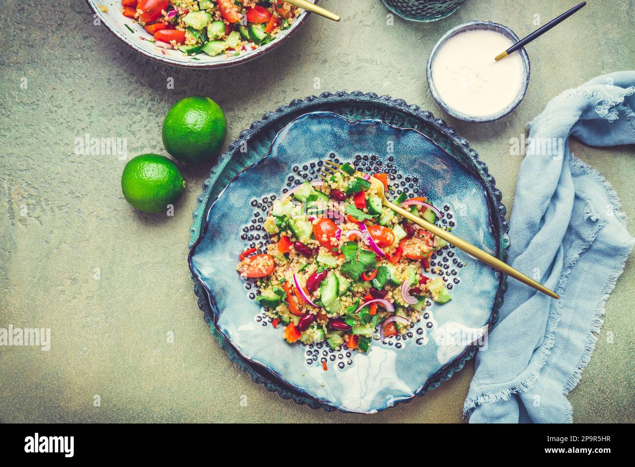 Gesunder Salat aus schwarzen Quinoa-Bohnen mit frischen Tomaten, Gurken, Zwiebeln und Koriander Stockfoto