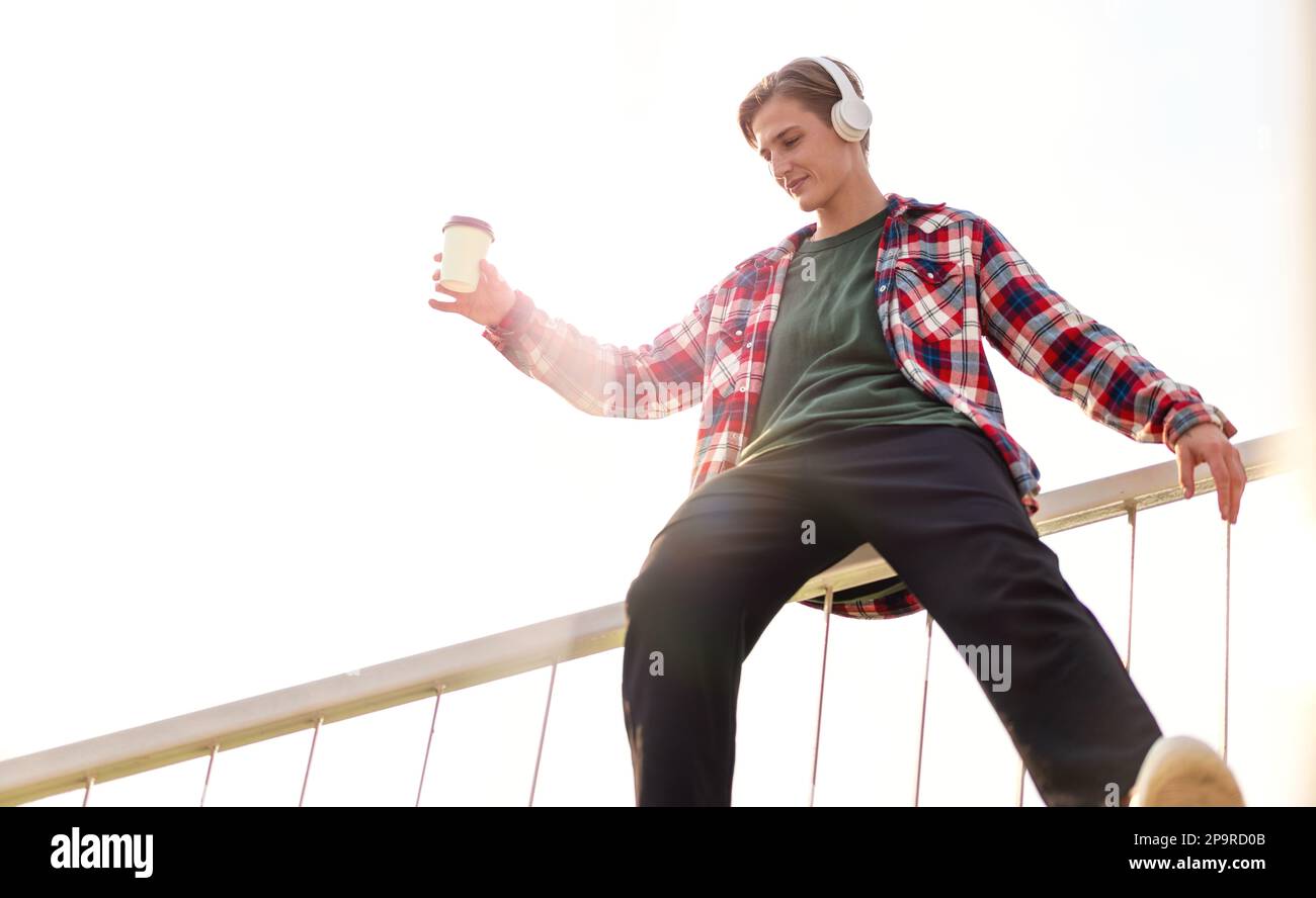 Eine Frau aus der Stadt rutscht draußen auf dem Geländer herum. Stockfoto