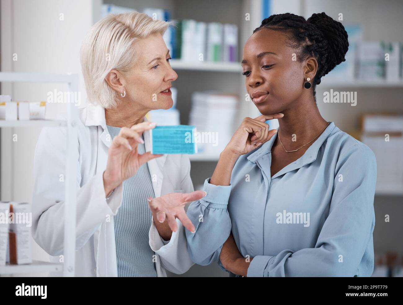 Suggestion, Help und Black Woman mit Medikamenten vom Apotheker, Dosierungsinformationen und Empfehlungen. Medizinisch, krank und Arzt lesen Etikett auf einem Stockfoto