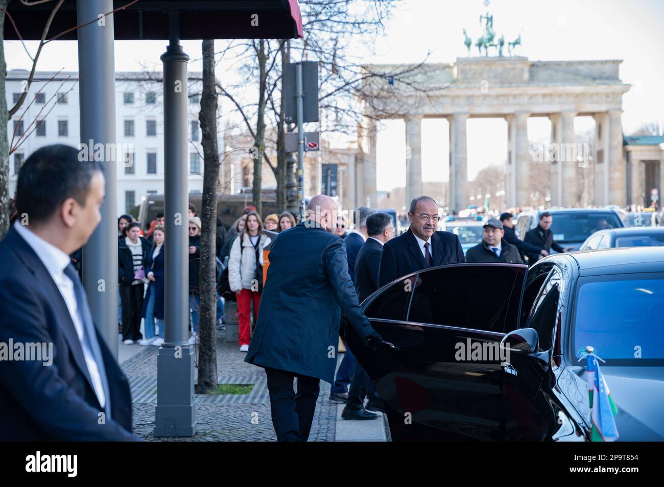 28.03.2023, Berlin, Deutschland, Europa - der Premierminister von Usbekistan Abdulla Aripov verlässt das Hotel Adlon im Berliner Stadtteil Mitte. Stockfoto