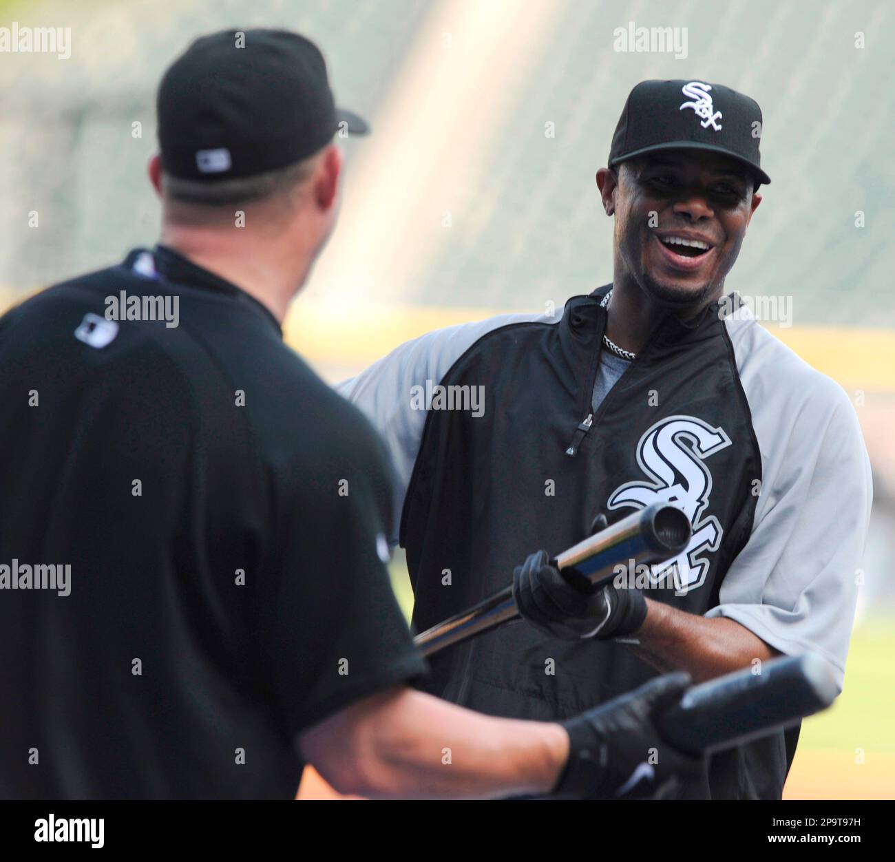 Chicago White Sox's Ken Griffey Jr. right, talks with teammate Jim Thome during batting practice before a baseball game against the Detroit Tigers in Chicago, Tuesday, Aug. 5, 2008. (AP Photo/Paul Beaty) Stockfoto