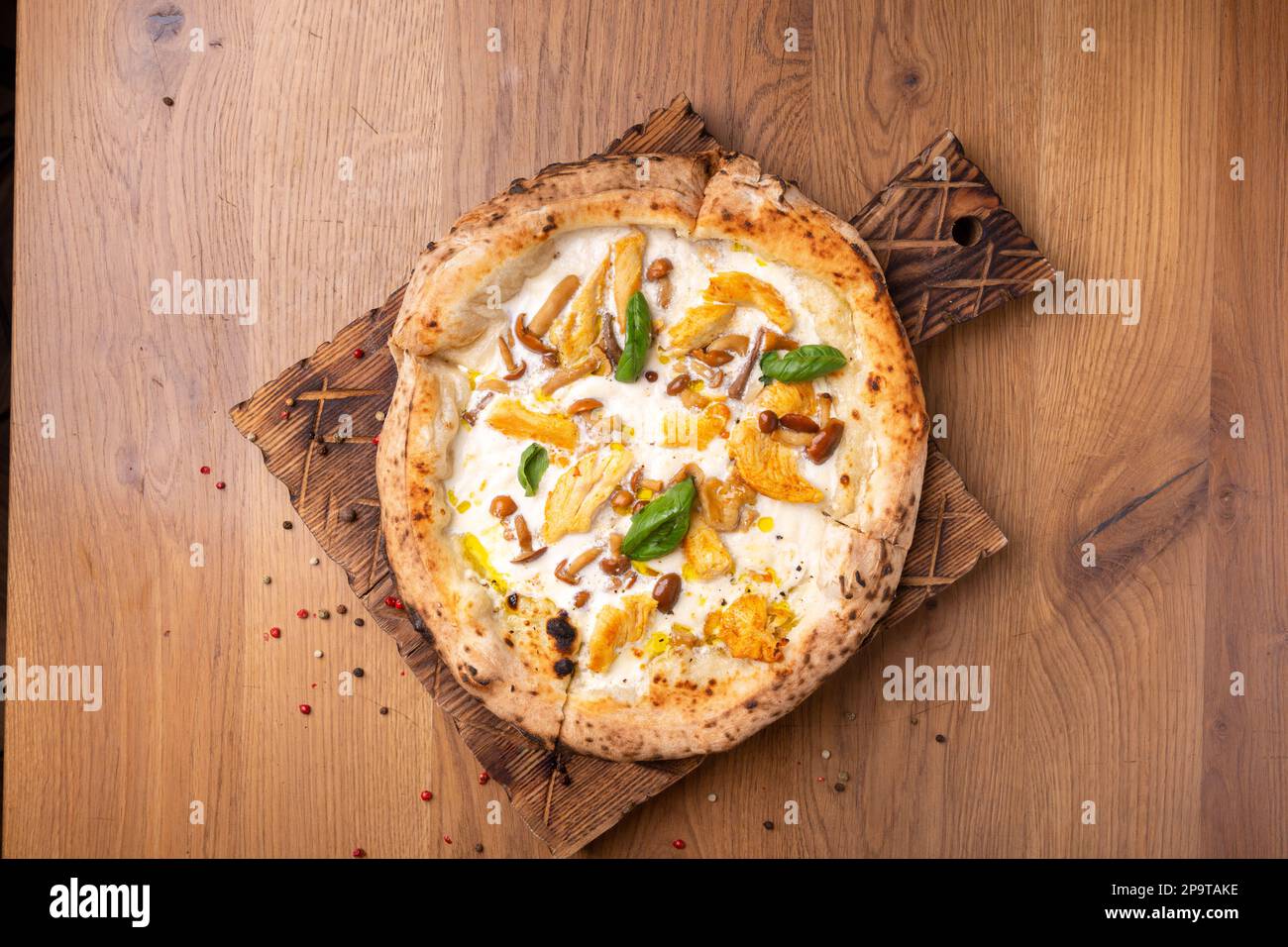 Pizza Polo mit Mozzarella-Käse, Hühnerfilet, eingelegtem Honigtau, Basilikum und Olivenöl. Im Ofen gebackene Pizza mit knuspriger Kruste. Stockfoto