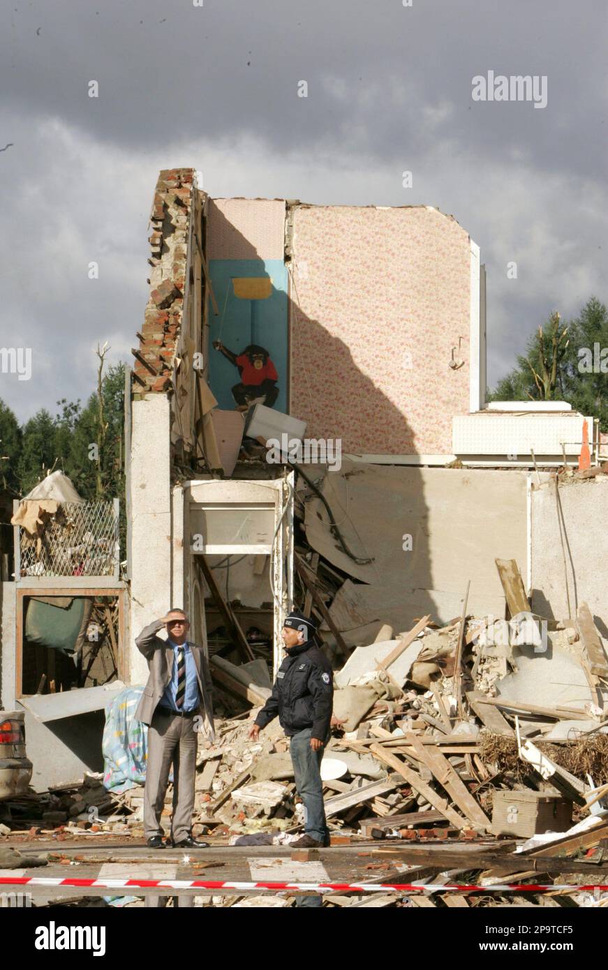 A policeman and a man stand by a destroyed house, in Hautmont, northern France, Monday, Aug. 4, 2008, following a freak tornado which ripped through the area destroying dozens of homes in the town. The mini-tornado hit Hautmont late Sunday night, killing three people and injuring about 12 others. (AP Photo/Ludo) Stockfoto