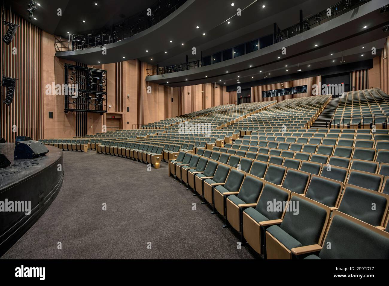Innenraum eines leeren, modernen Auditoriums, leere Stühle, Blick von der Theaterbühne. Stockfoto