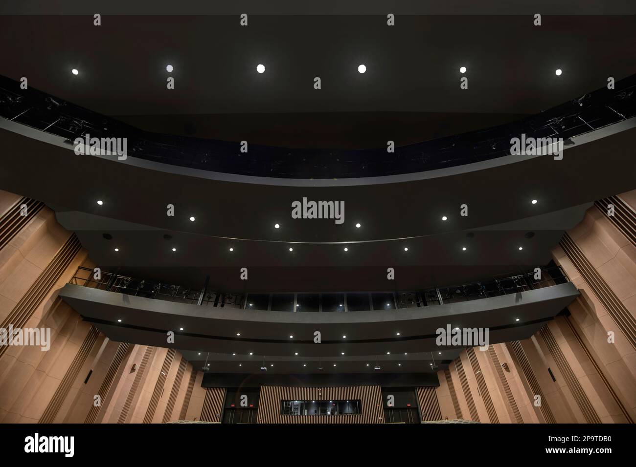 Innenraum eines leeren, modernen Auditoriums, leere Stühle, Blick von der Theaterbühne. Stockfoto