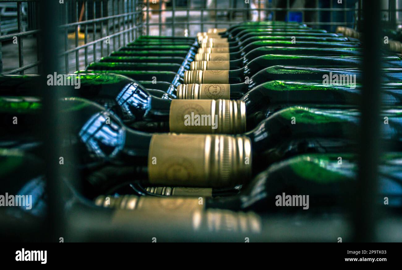 Weinabfüllanlage - automatische Anlage auf dem Stockfoto des Weinguts. Flaschenfabrik, Flaschenstapel/Flaschenstapel Stockfoto