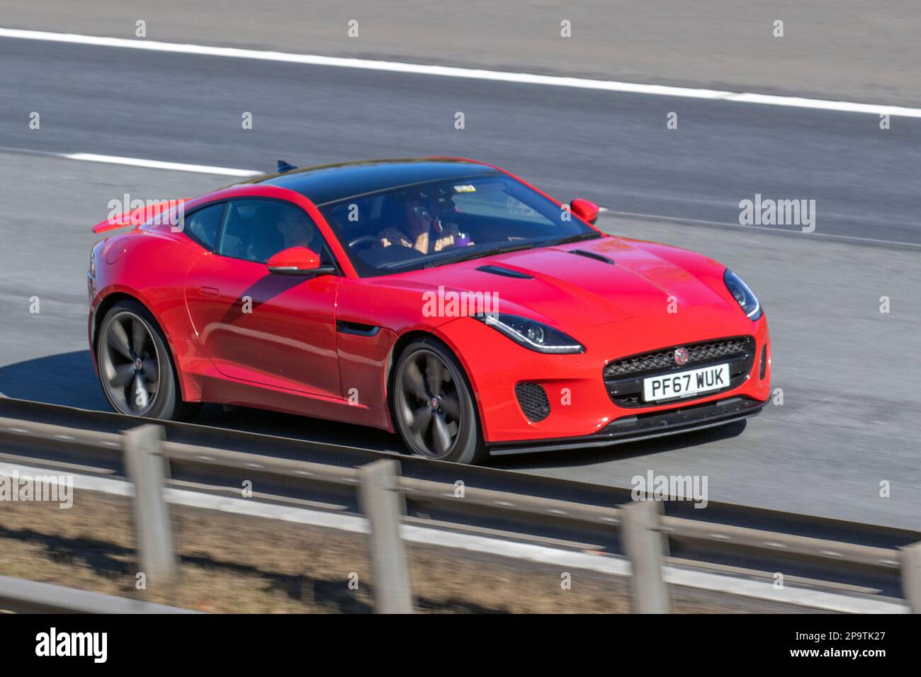 2018 Rot Jaguar F-Type I4 Auto, F-Type I4 300 I4 Quickshift Auto Start/Stop; Fahren auf der Autobahn M61, Großbritannien Stockfoto