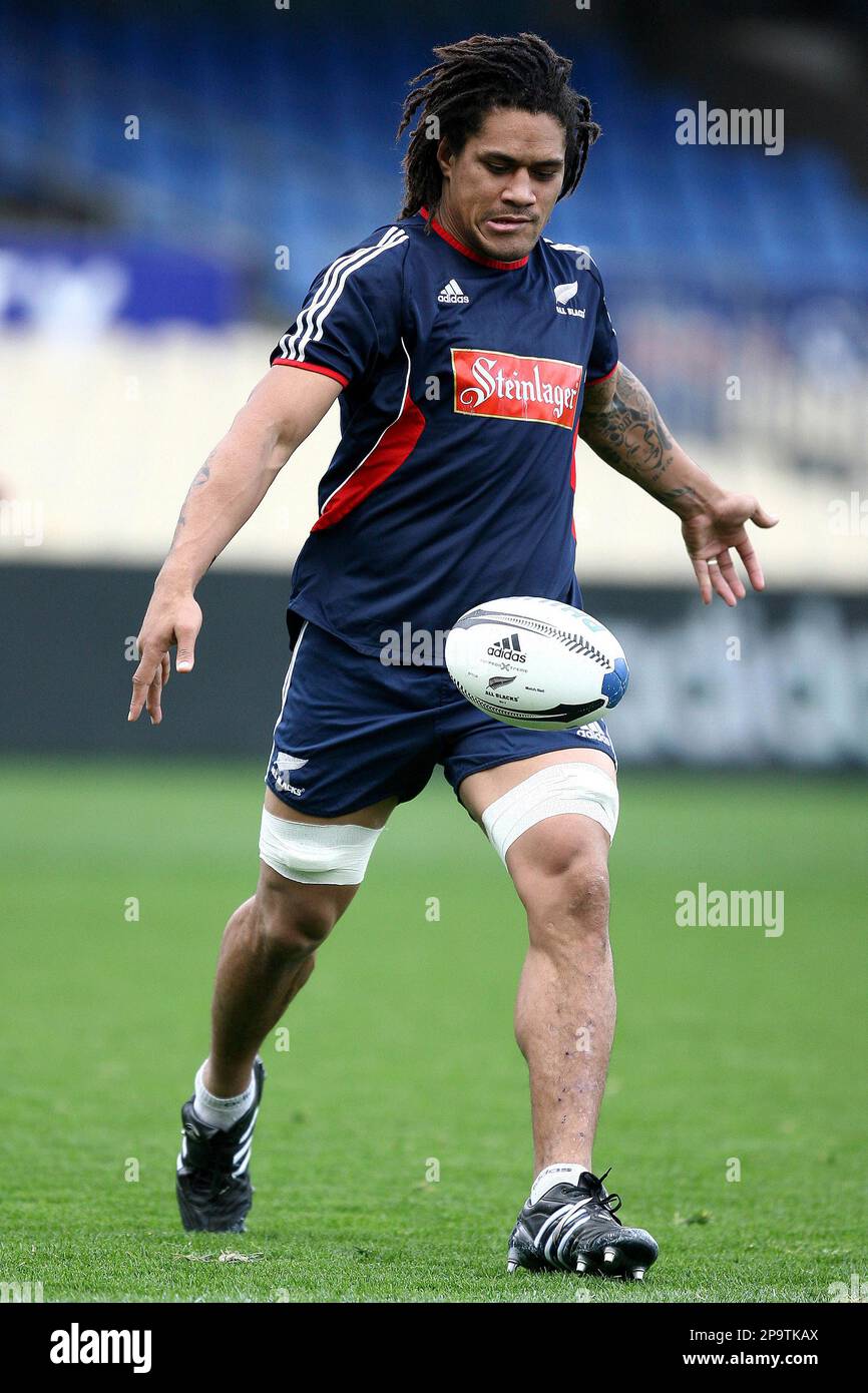 New Zealand All Black Rodney So'oialo kicks the ball during the captain's run at Eden Park in Auckland, New Zealand, Friday, Aug. 1, 2008. New Zealand will play against Australia in Auckland on Saturday. (AP Photo/NZPA, Wayne Drought) ** NEW ZEALAND OUT ** Stockfoto