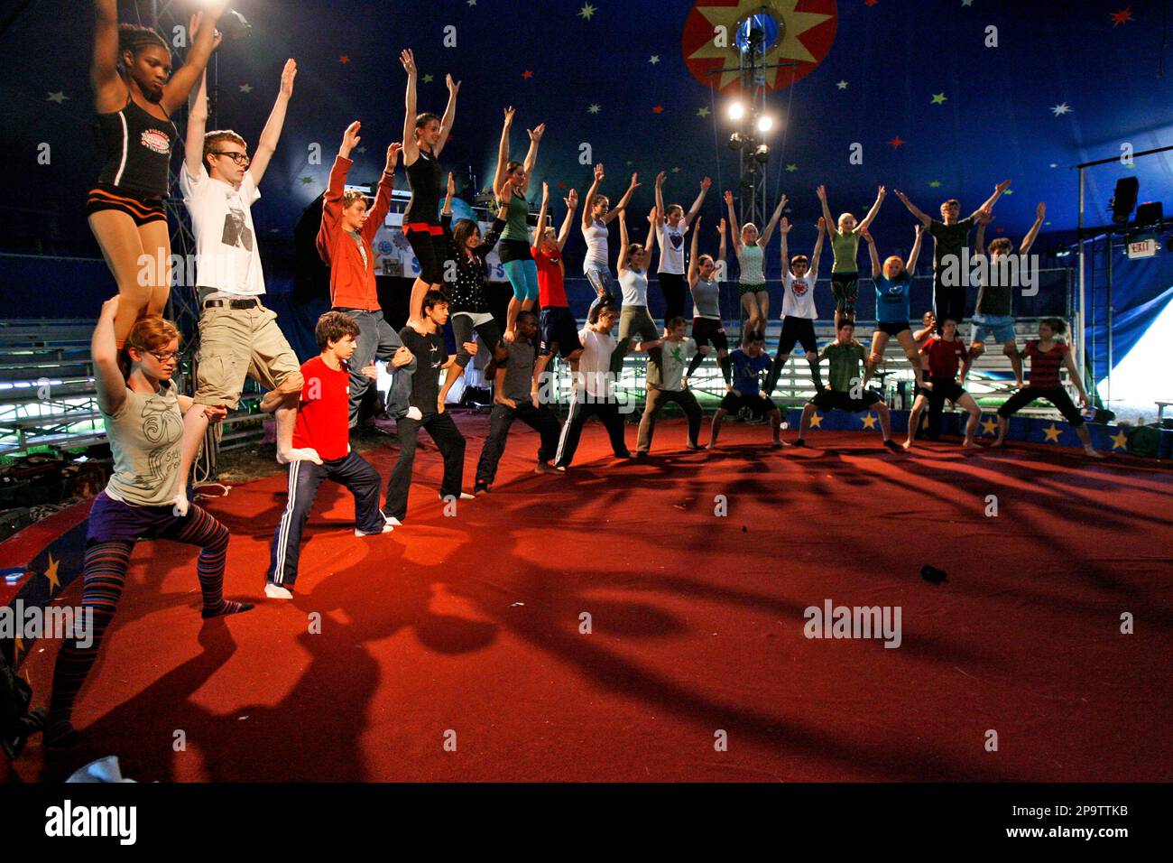 **FOR USE WITH AP LIFESTYLES** Student performers at Circus Smirkus rehearse under the big top in Greensboro, Vt., Tuesday, June 24, 2008. Smirkus is a youth circus that barnstorms the Northeast each summer, showcasing school-aged acrobats, jugglers and clowns under a one-ring big top. (AP Photo/Toby Talbot) Stockfoto