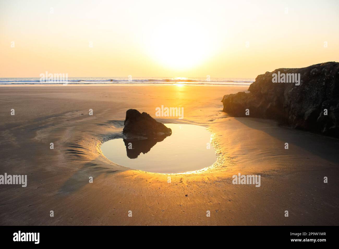 Ruhiger und unberührter Sonnenuntergang am Strand, Konkan India Stockfoto