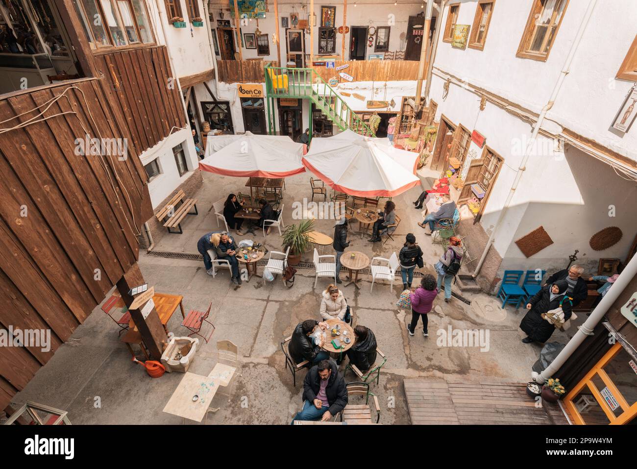 Ankara-Türkei, 25. Februar 2023: Besucher der verschiedenen Kunstwerkstätten oder Sitzplätze in den Cafés in Ankara Kaleici, der alten Siedlungsgegend in Anka Stockfoto