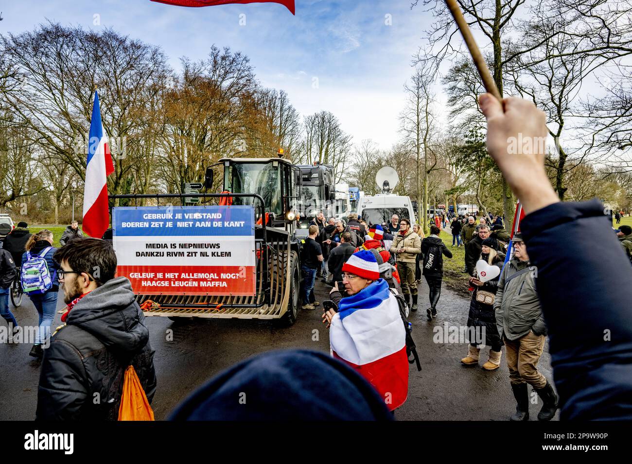 DEN HAAG - Demonstranten während einer Aktion der Farmers Defense Force (FDF) im Zuiderpark in Den Haag. Laut FDF besteht die Protestaktion nicht nur darin, die Ansichten der Landwirte zum Beispiel zur Stickstoffpolitik und zum erzwungenen Buy-out von Landwirten zu äußern, sondern auch, auf alle möglichen anderen sozialen Probleme aufmerksam zu machen, wie die Affäre mit den Aufschlägen und die Gaskrise in Groningen. ANP ROBIN UTRECHT netherlands Out - belgium Out Credit: ANP/Alamy Live News Stockfoto