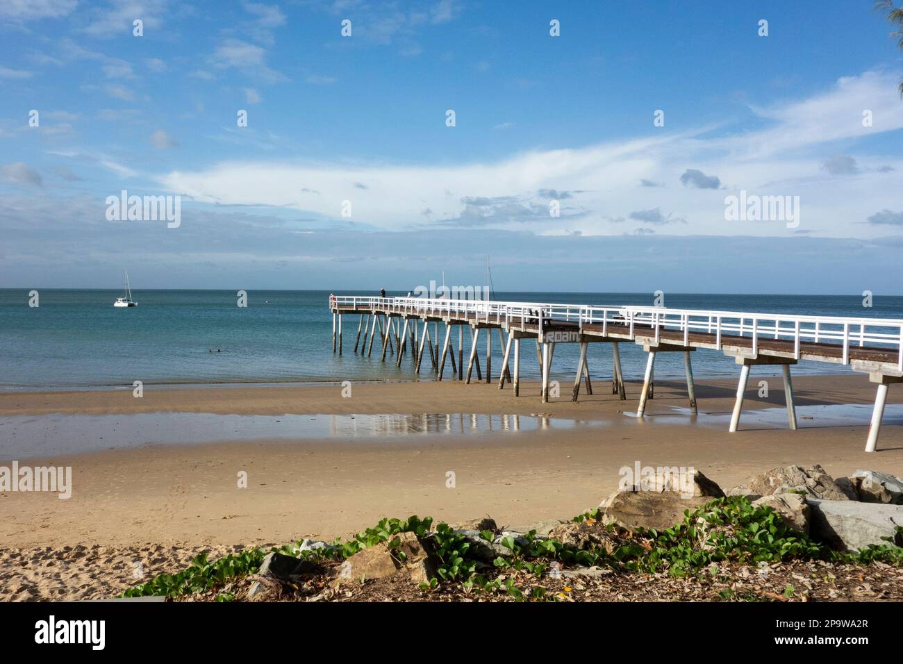Holzpier am Torquay Beach, Hervey Bay, Queensland, Australien Stockfoto