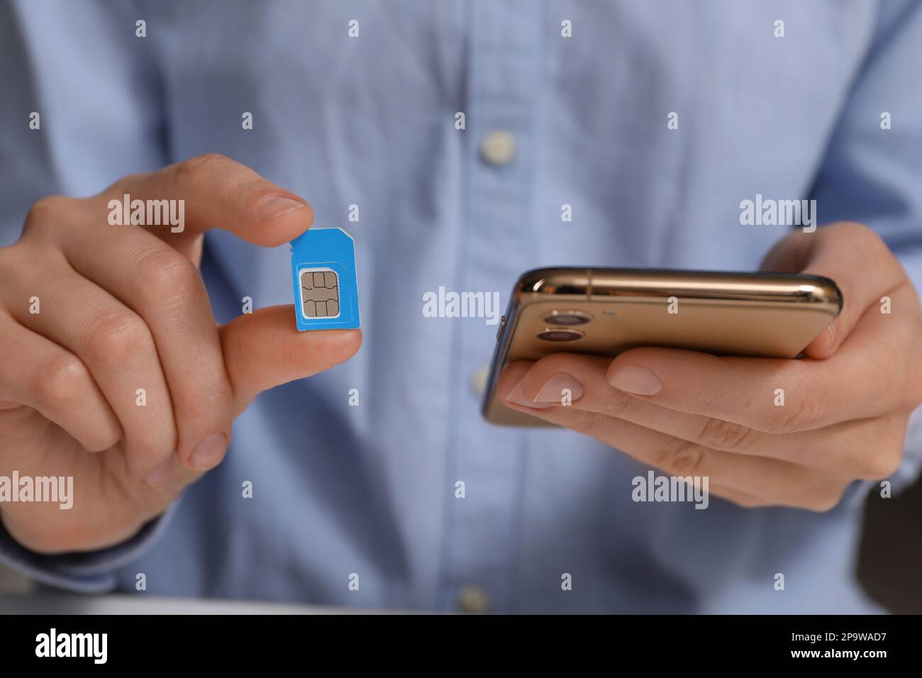 Frau mit SIM-Karte und Smartphone, Nahaufnahme Stockfoto