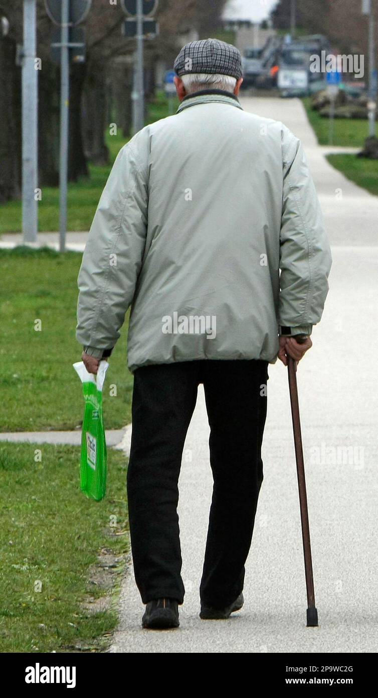 archiv-ein-aelterer-mann-geht-am-7-april-2008-durch-ludwigsburg